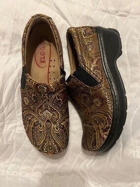 Klogs Women's tapestry Paisley Slip-On Clogs in Brown and Gold